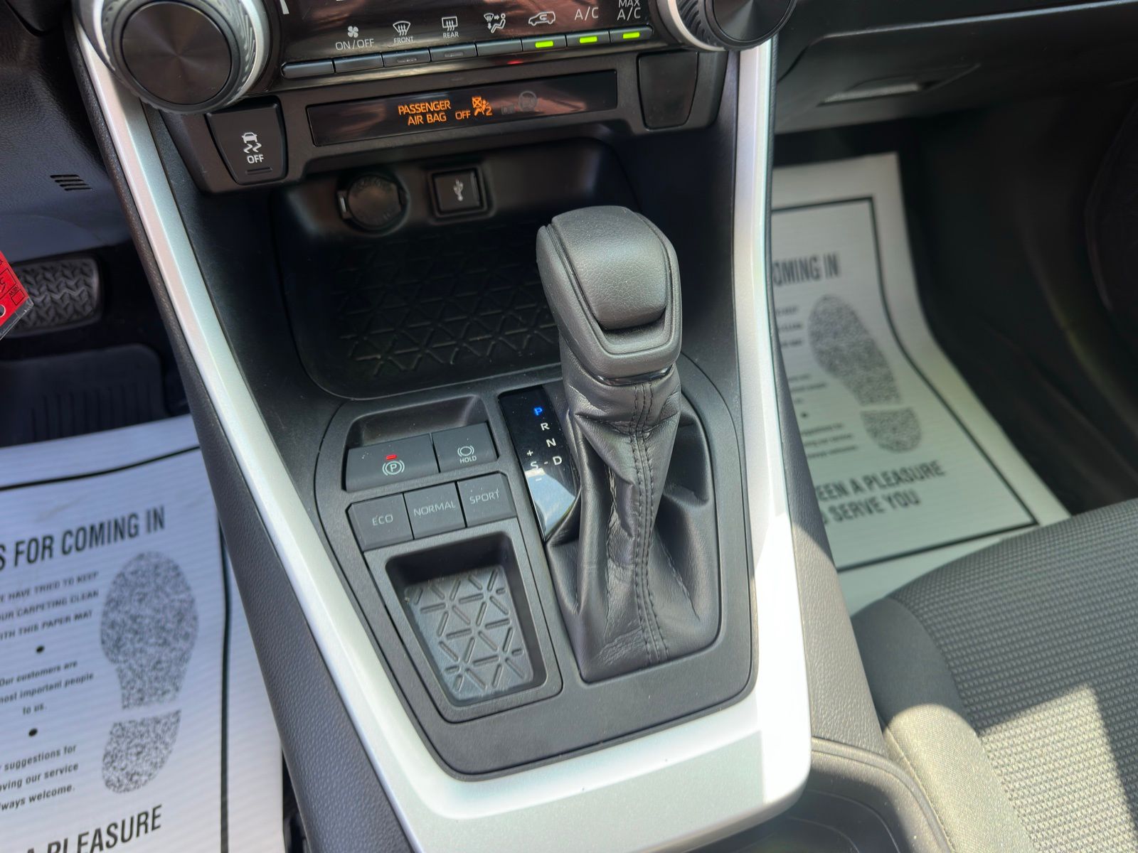 2021 Toyota RAV4 LE photo 17