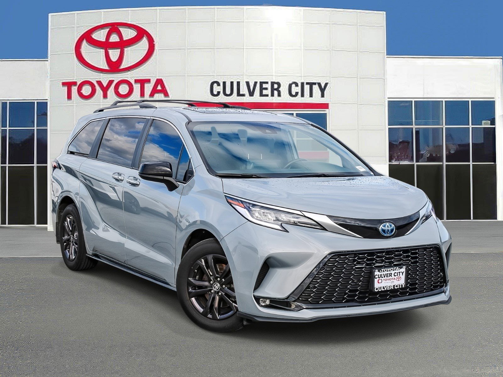 2024 Toyota Sienna XSE's photo