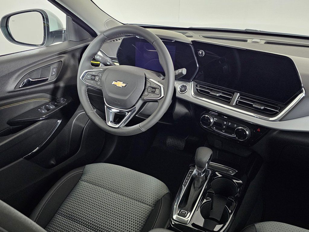 2025 Chevrolet Trax LT photo 2