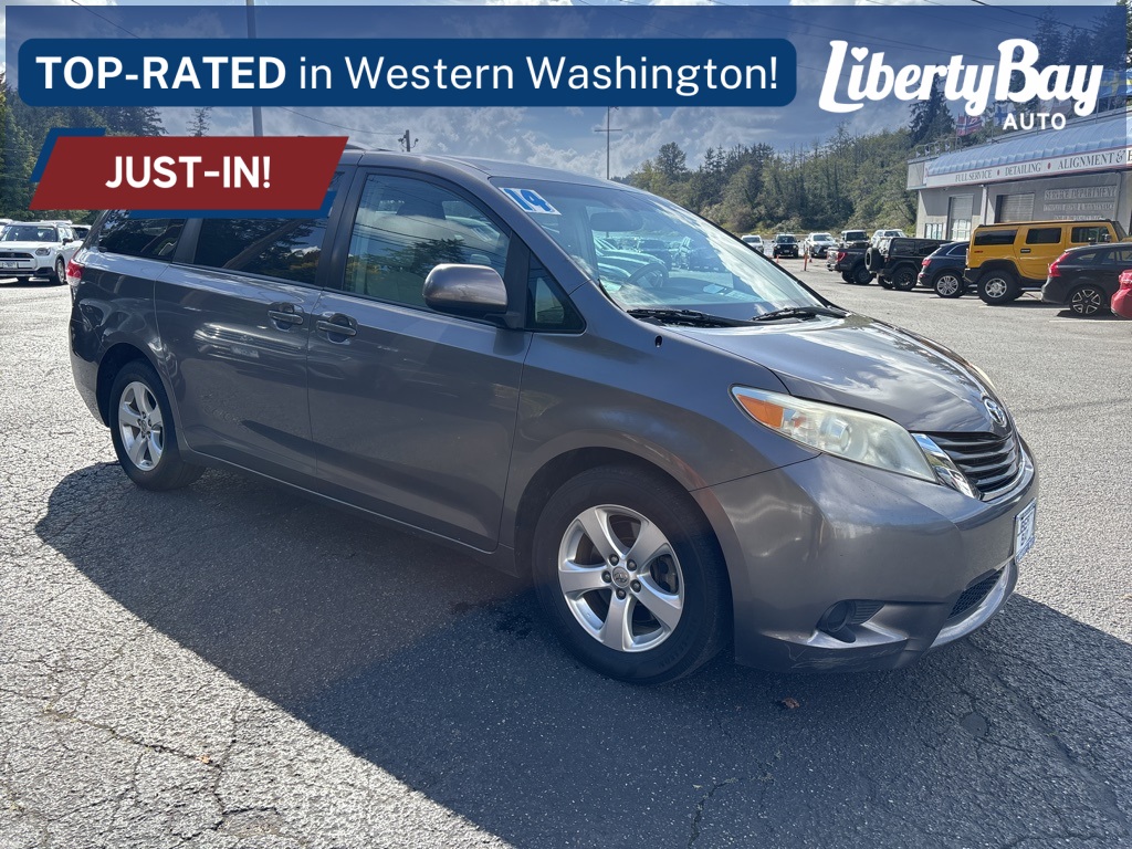 2014 Toyota Sienna LE photo 3