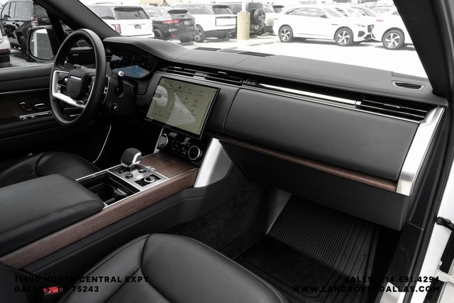 2023 Land Rover Range Rover SE photo 12