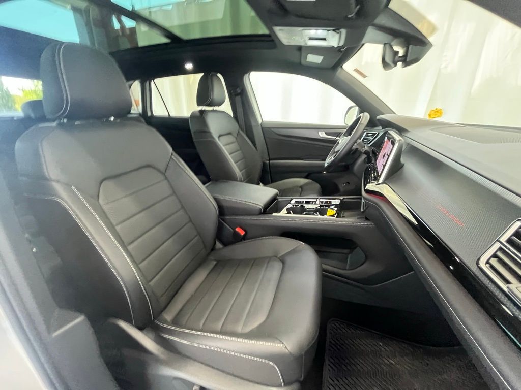 2025 Volkswagen Atlas Cross Sport SEL R-Line photo 11