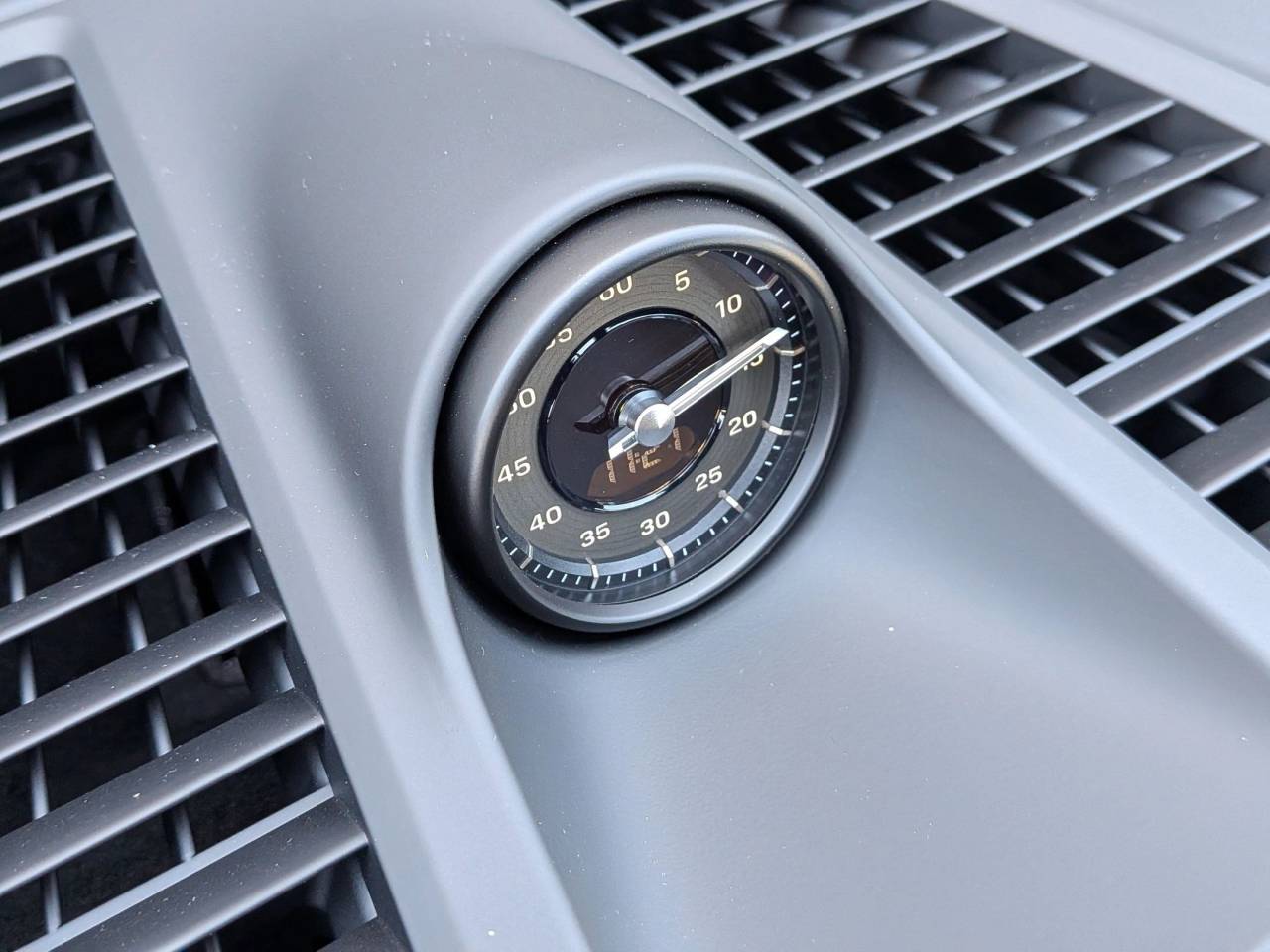 2025 Porsche Macan Electric Turbo photo 17