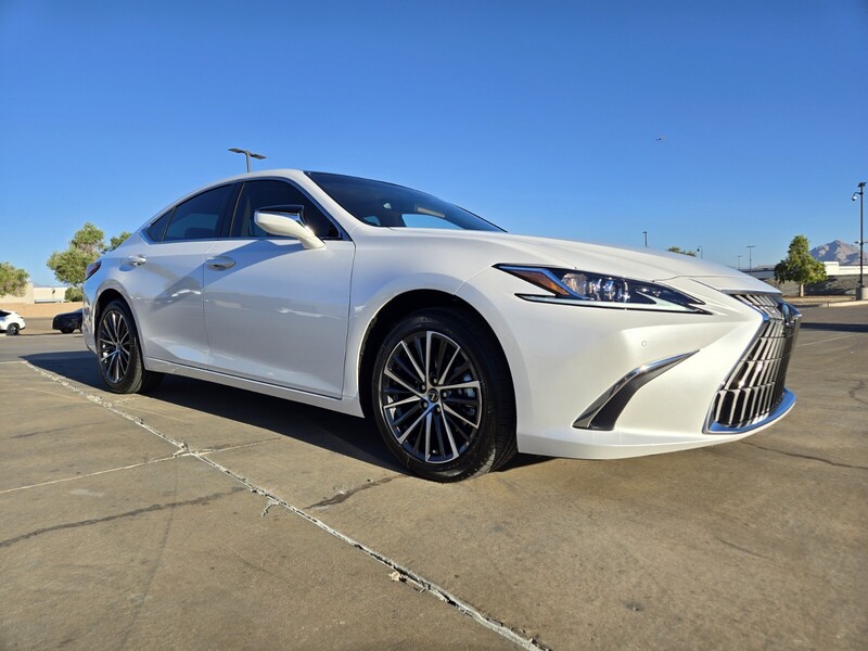 2025 Lexus ES 350 photo 2