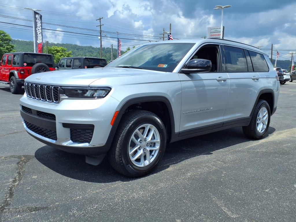2025 Jeep Grand Cherokee Laredo photo 2