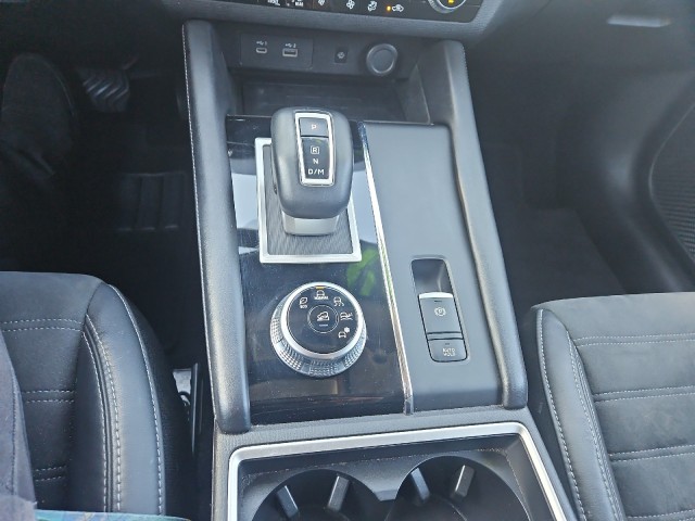 Used 2022 White Diamond Mitsubishi SE image 21