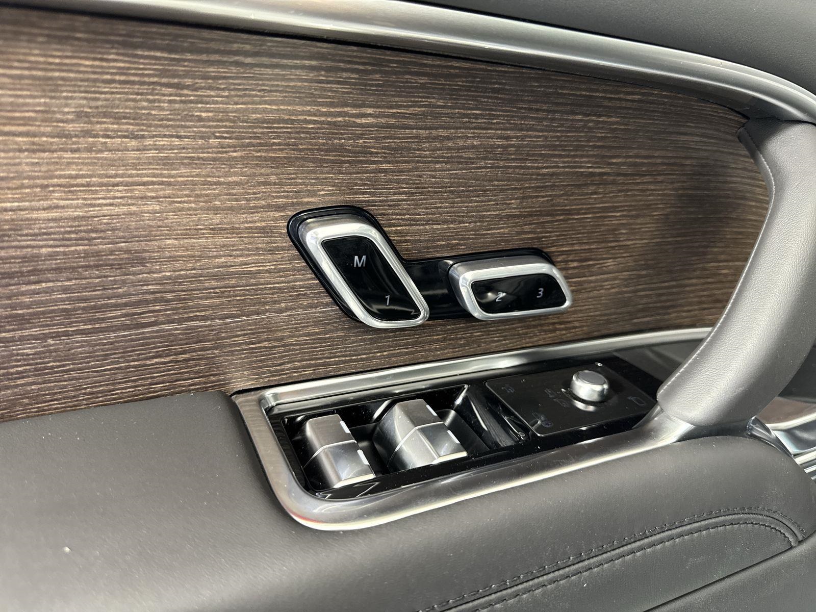 2025 Land Rover Range Rover SE photo 24