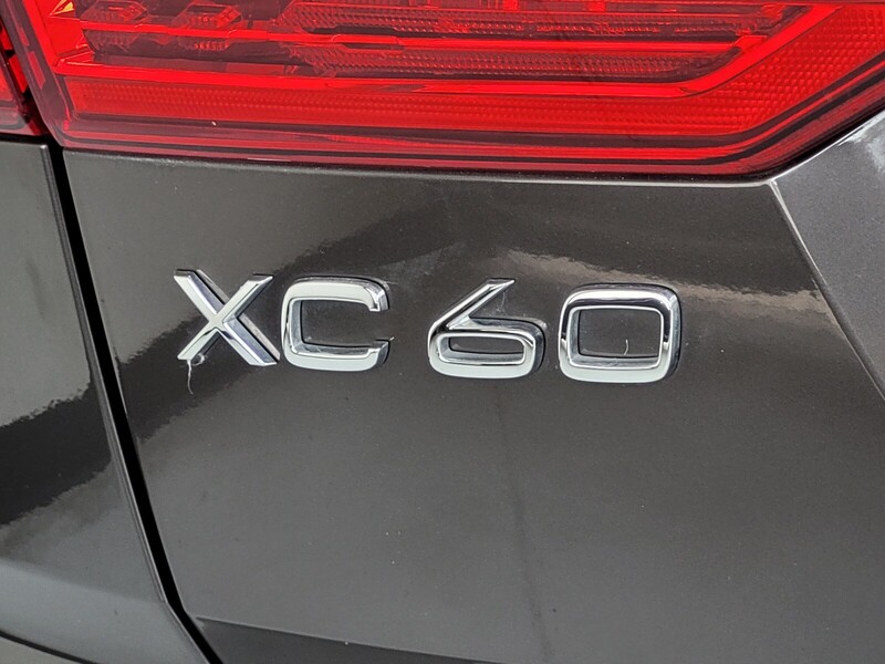 2022 Volvo XC60 B5 R-Design photo 5