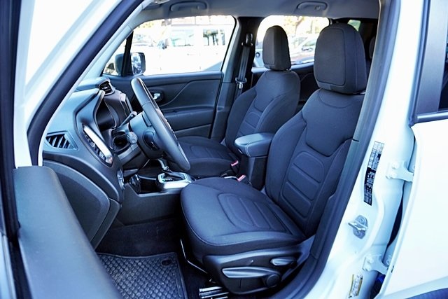 Certified Used 2022 White Jeep Latitude image 14