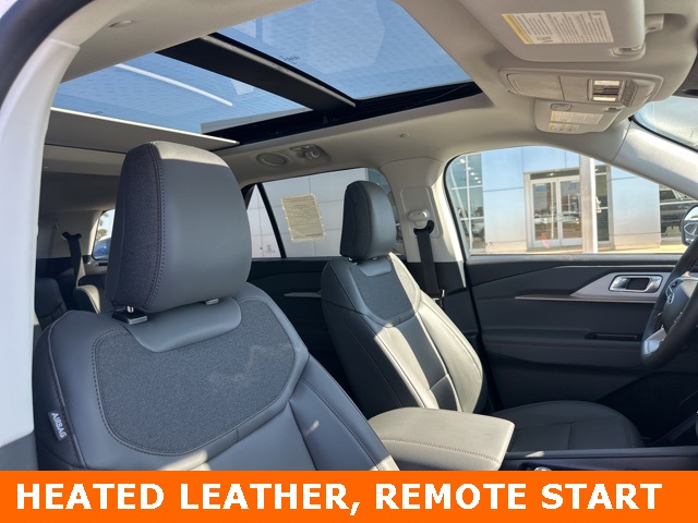 2025 Ford Explorer photo 2