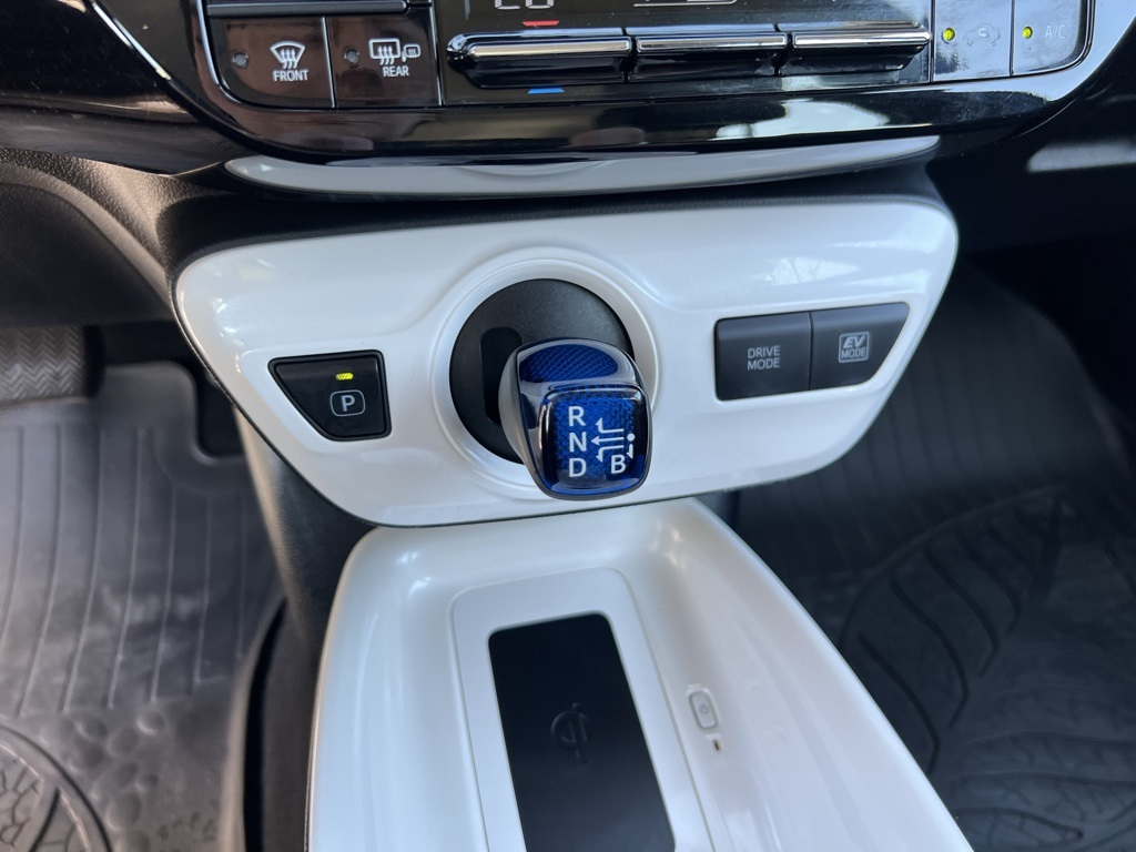 2016 Toyota Prius Four photo 19