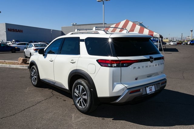 2025 Nissan Pathfinder SL photo 3