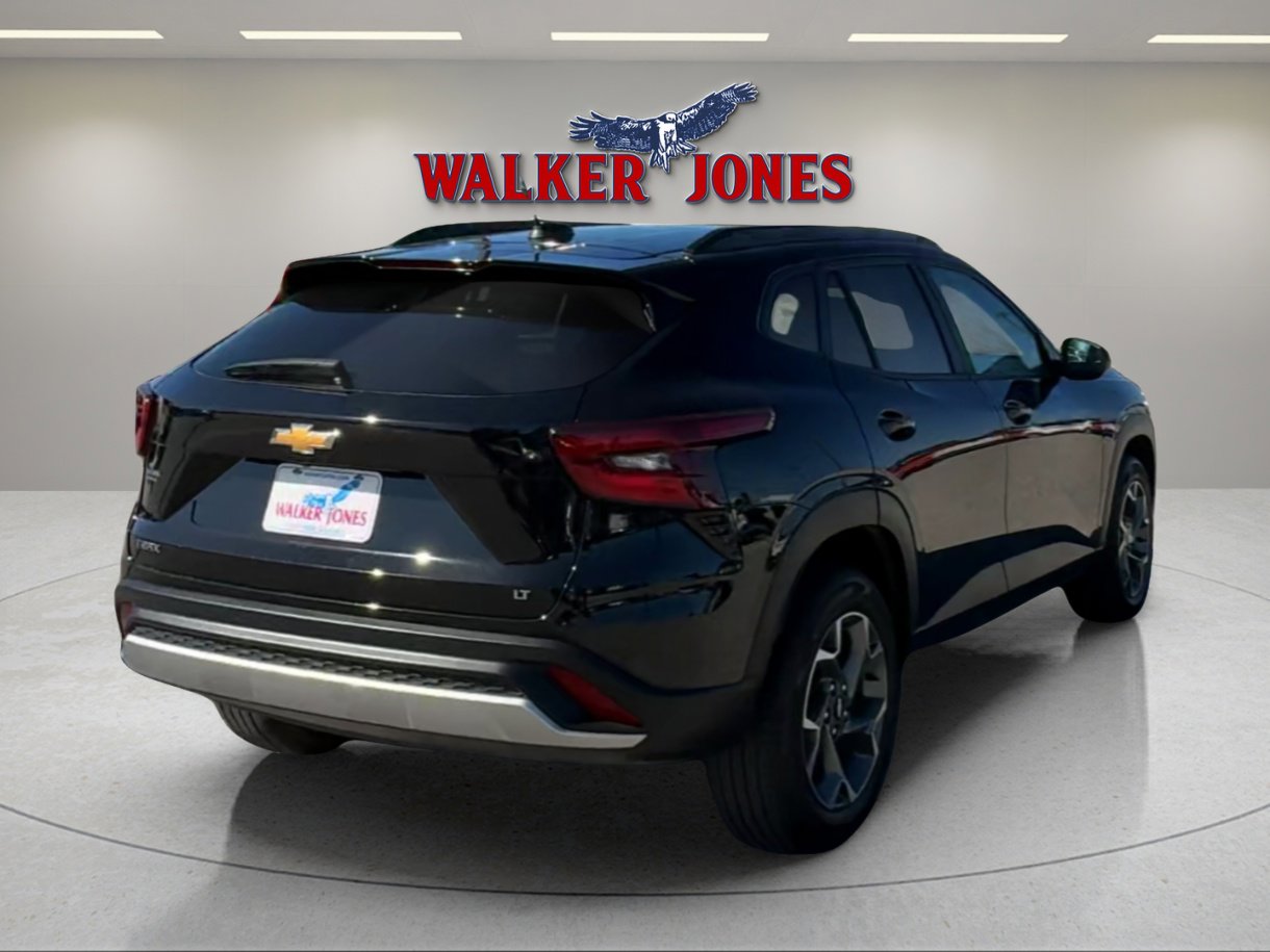 2024 Chevrolet Trax LT photo 2