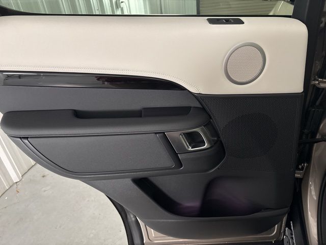 2025 Land Rover Discovery S photo 24