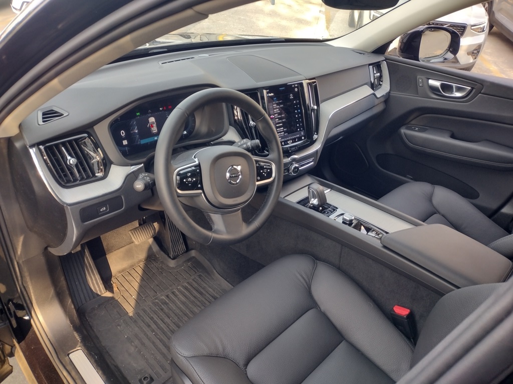 2025 VOLVO XC60 - Image 7