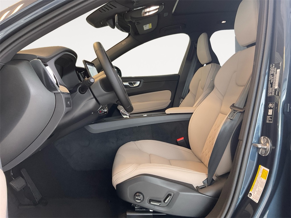 2026 Volvo XC60 B5 Plus photo 9