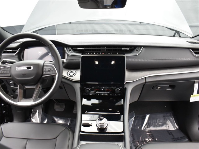 2025 Jeep Grand Cherokee Limited photo 3