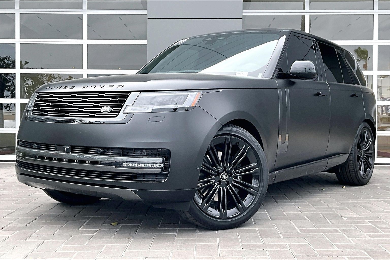 2025 Land Rover Range Rover SE's photo