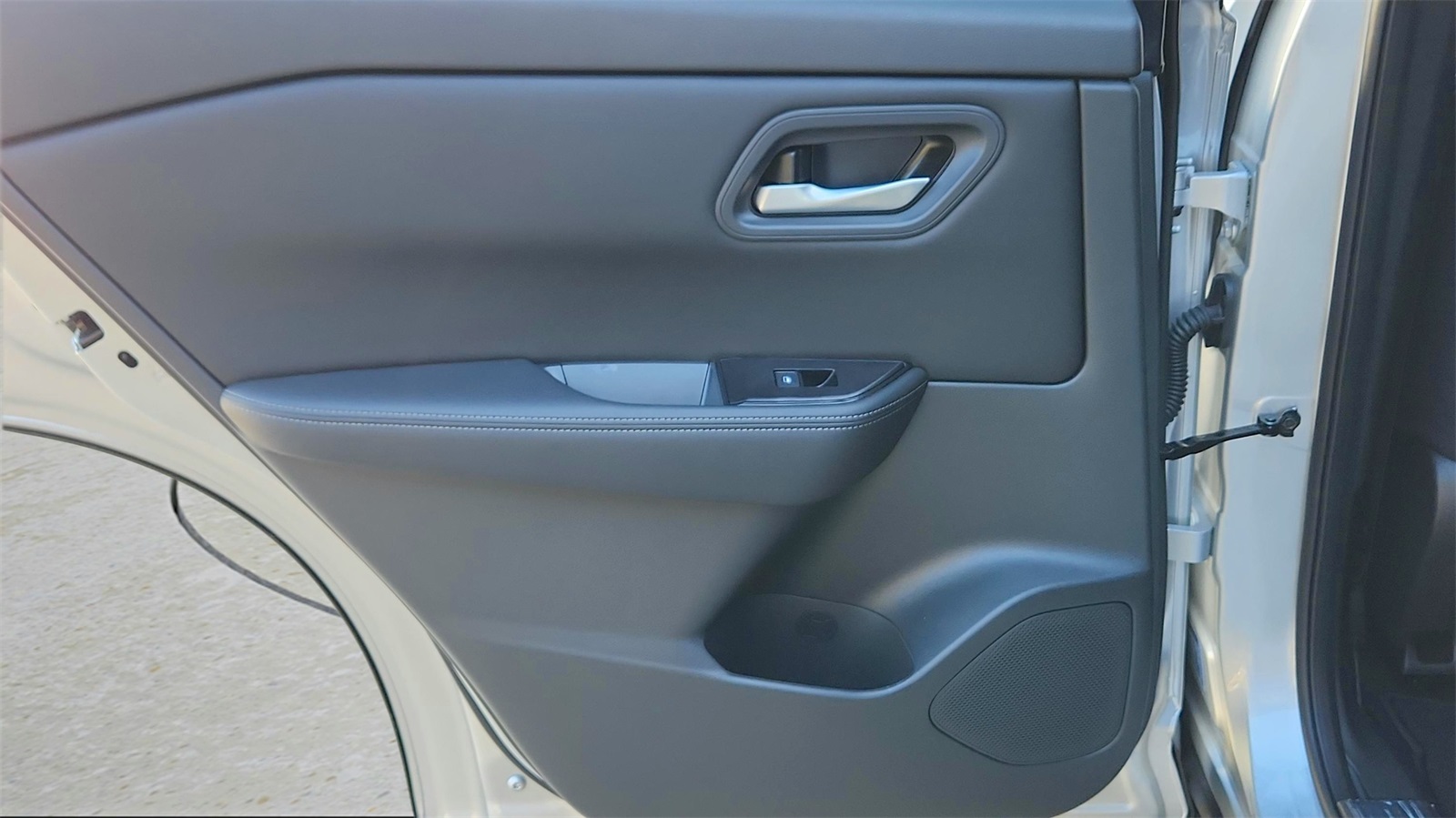 2025 Nissan Rogue SV photo 18