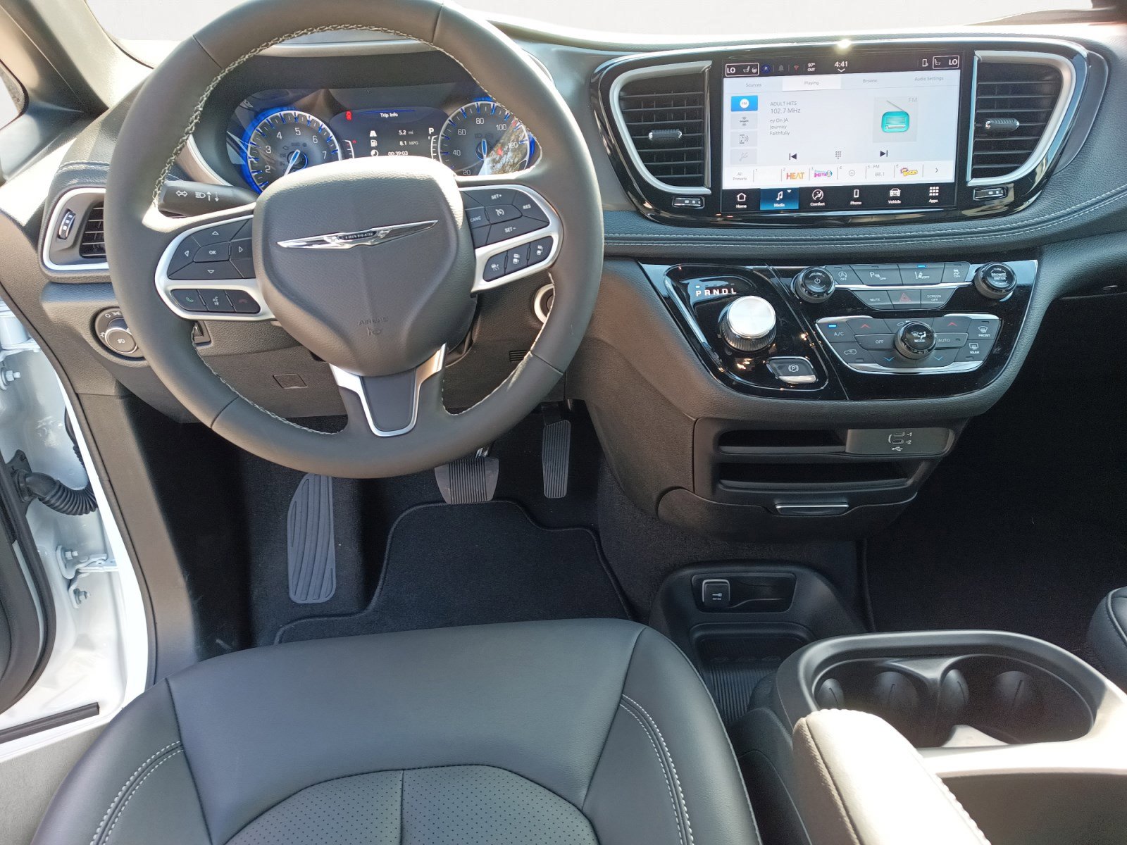 2026 Chrysler Pacifica photo 3