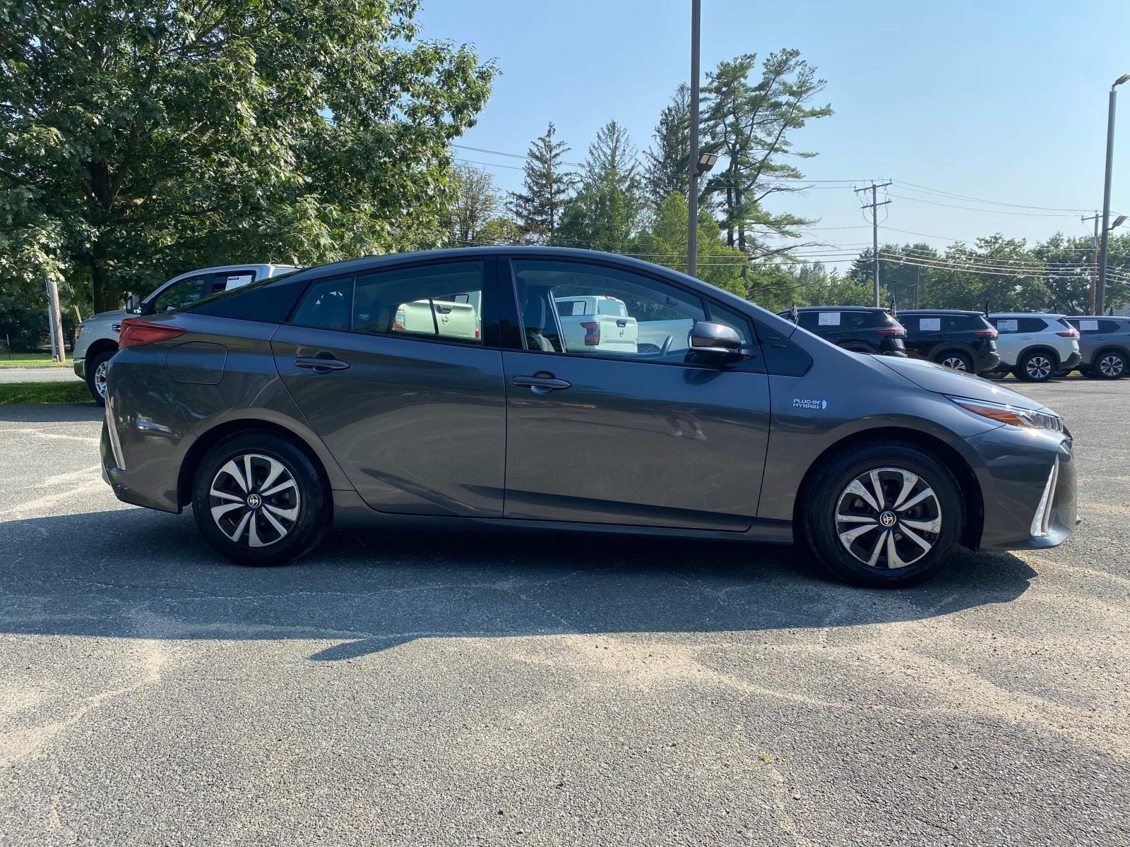 2017 Toyota Prius Prime Plus photo 3