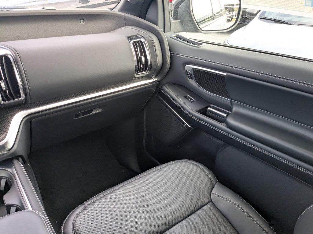 2025 Ford Expedition Platinum MAX photo 15