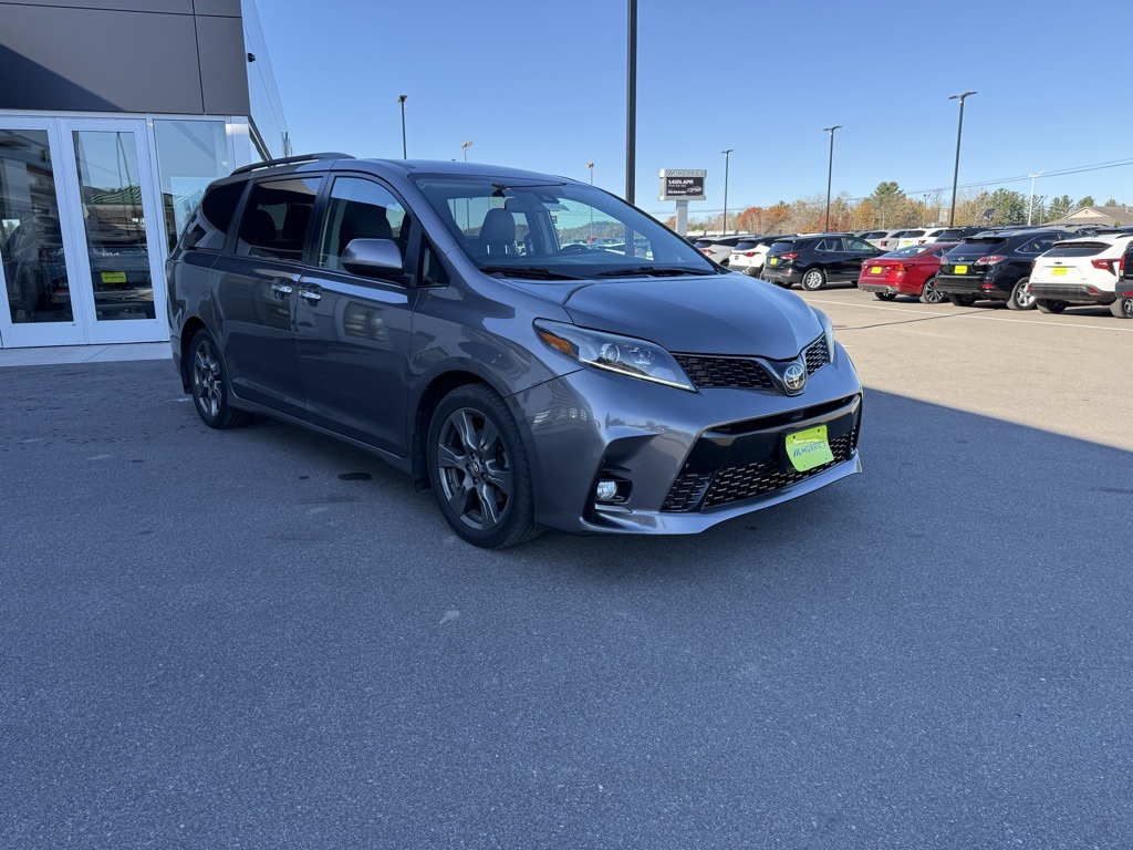 2020 Toyota Sienna SE photo 4