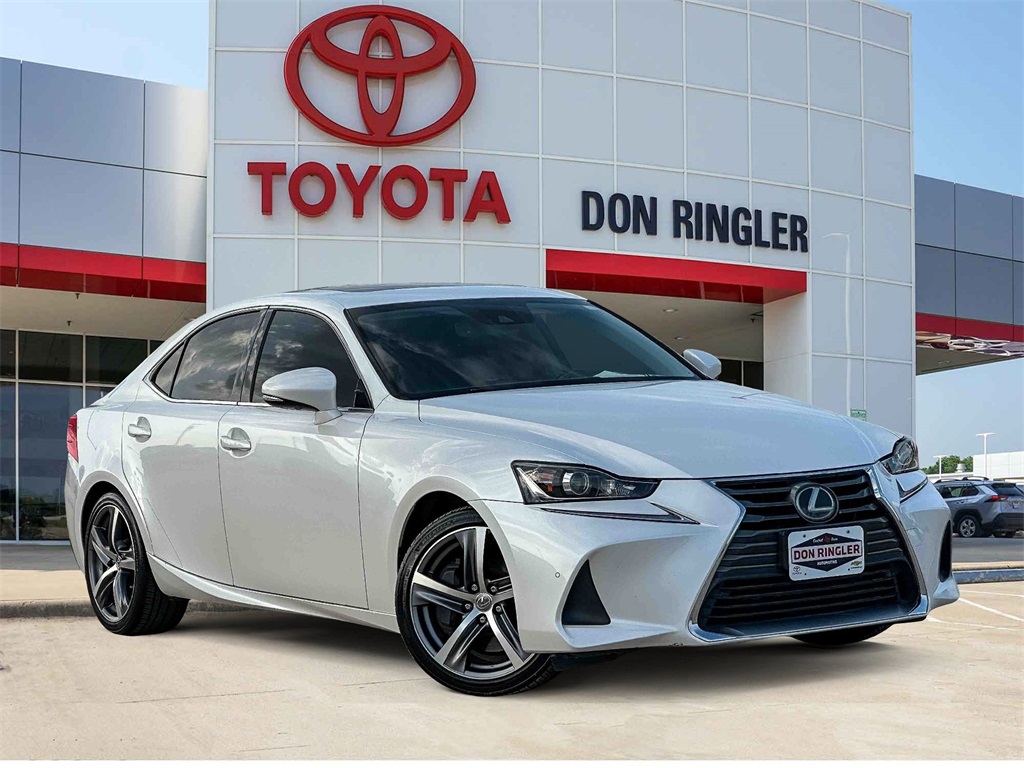 2017 Lexus IS 200t's photo