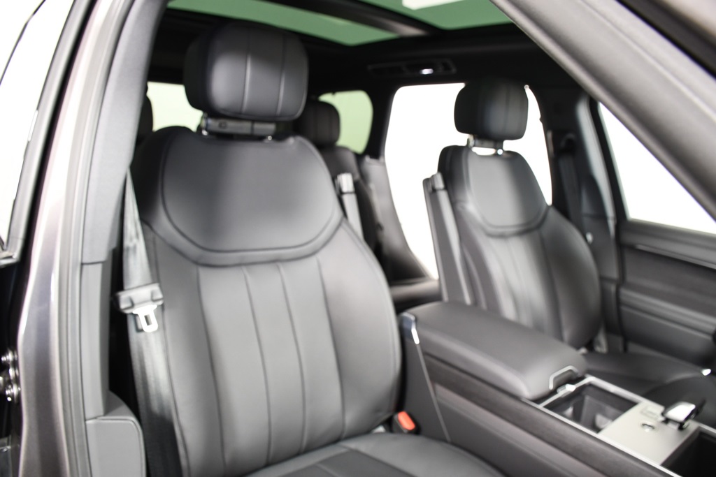 2025 Land Rover Range Rover SE photo 18