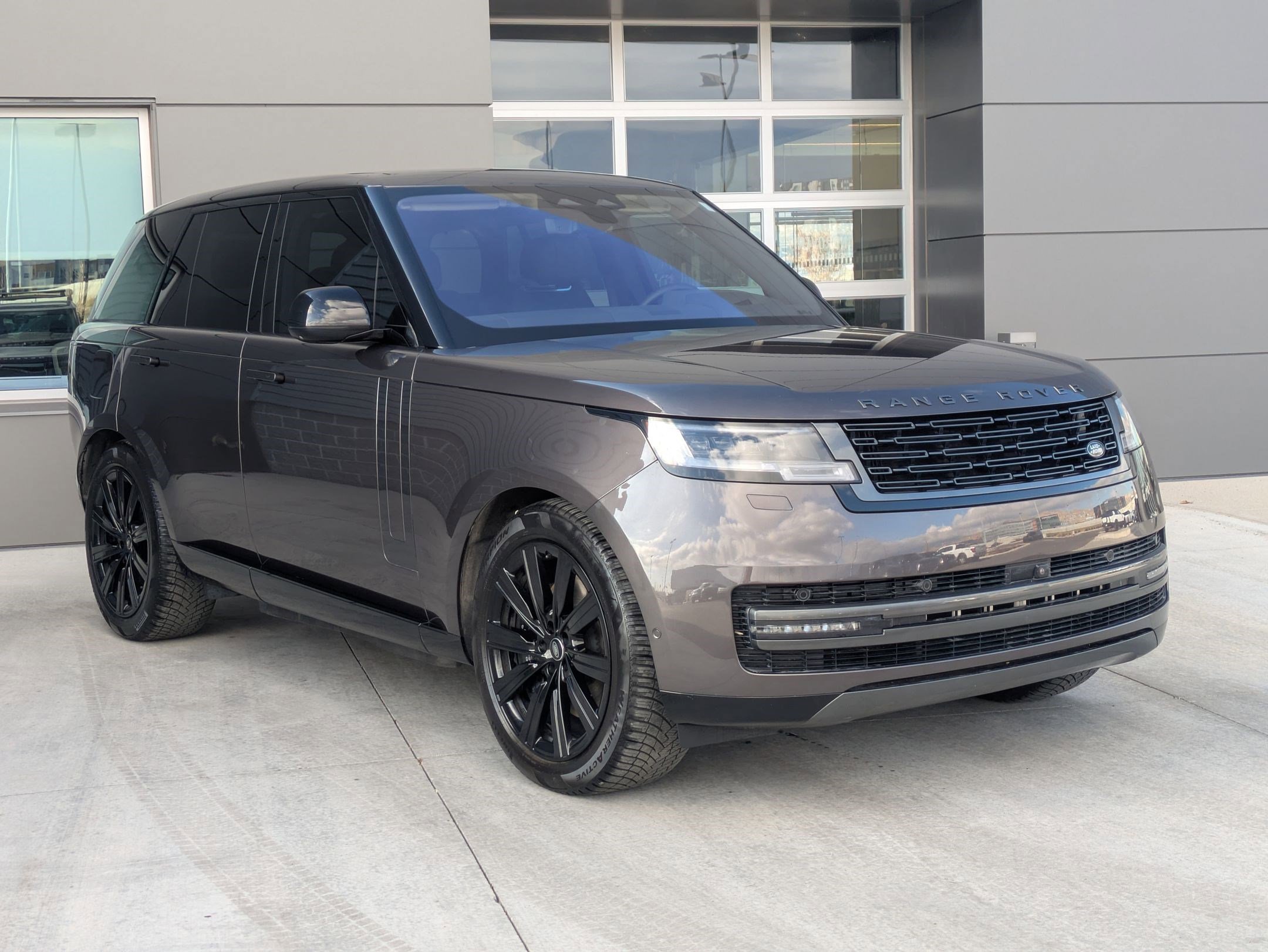2023 Land Rover Range Rover SE photo 2
