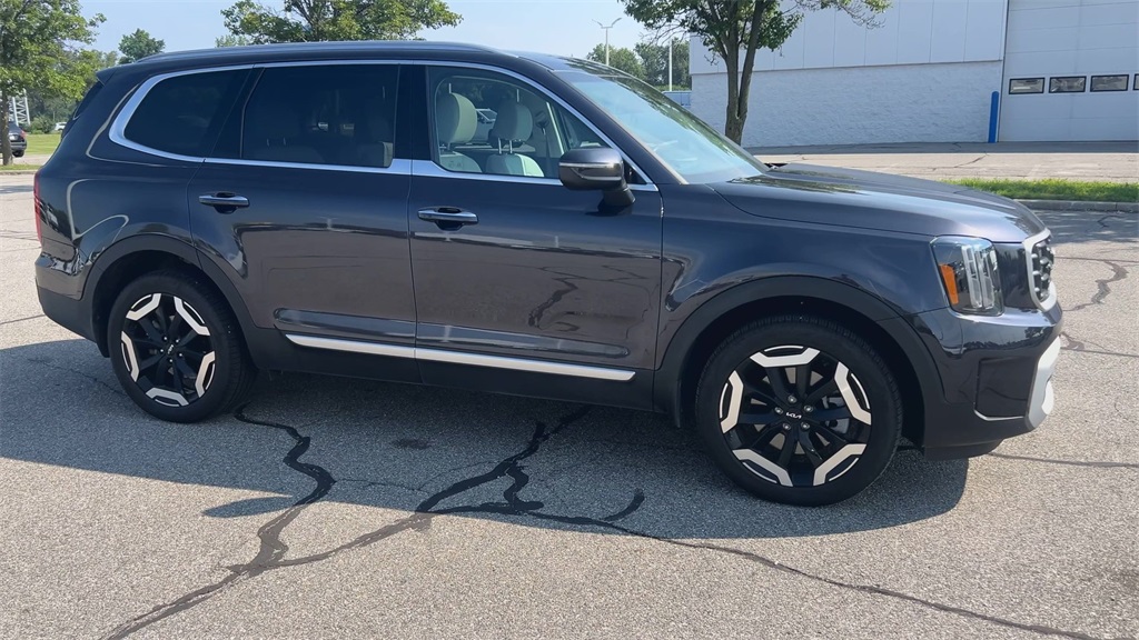2025 Kia Telluride S photo 2