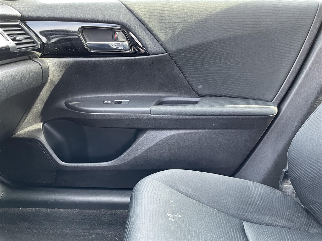 2017 Honda Accord LX photo 18