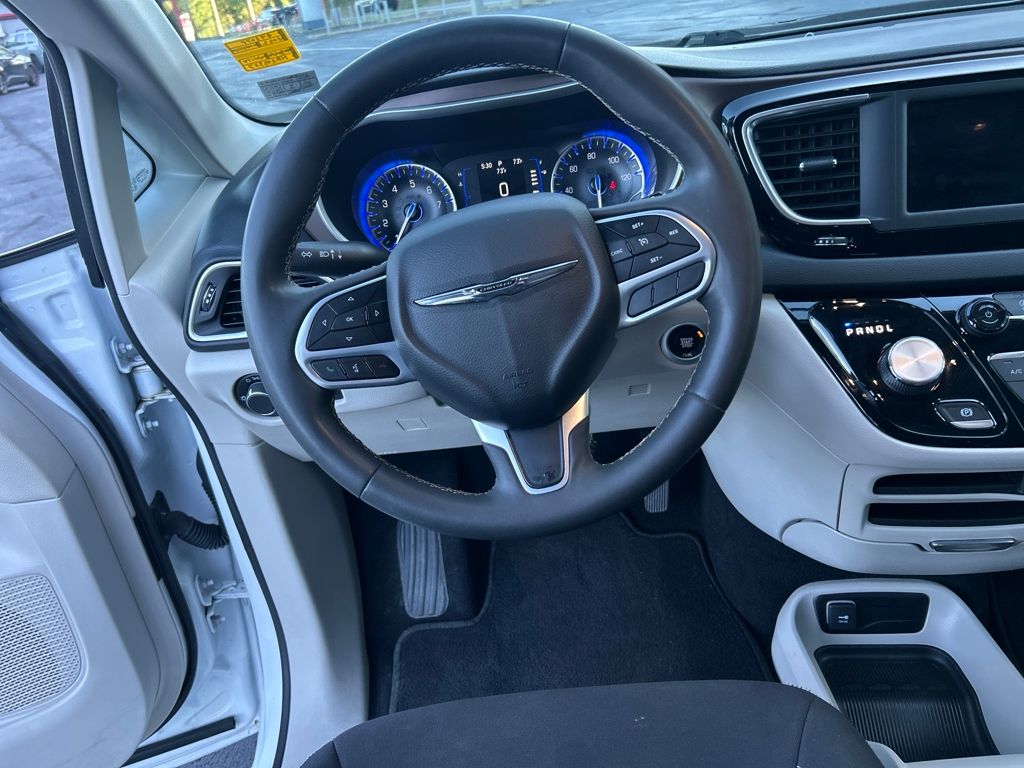 2022 Chrysler Voyager LX photo 12