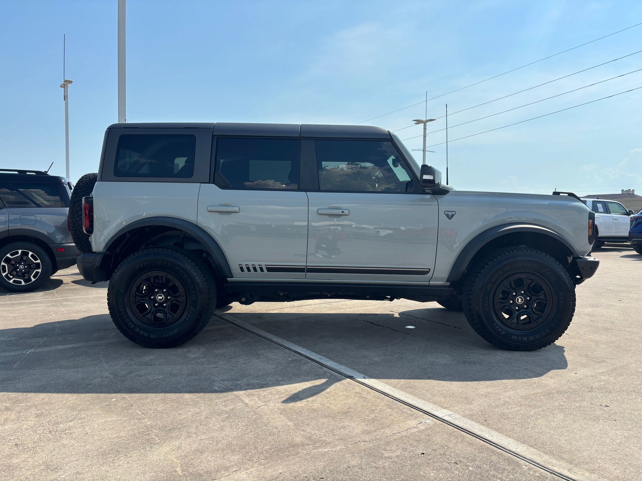 2021 Ford Bronco First Edition photo 2