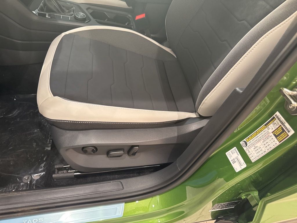 2025 Volkswagen Taos SE photo 18