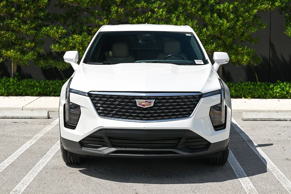2024 Cadillac XT4 Luxury photo 2