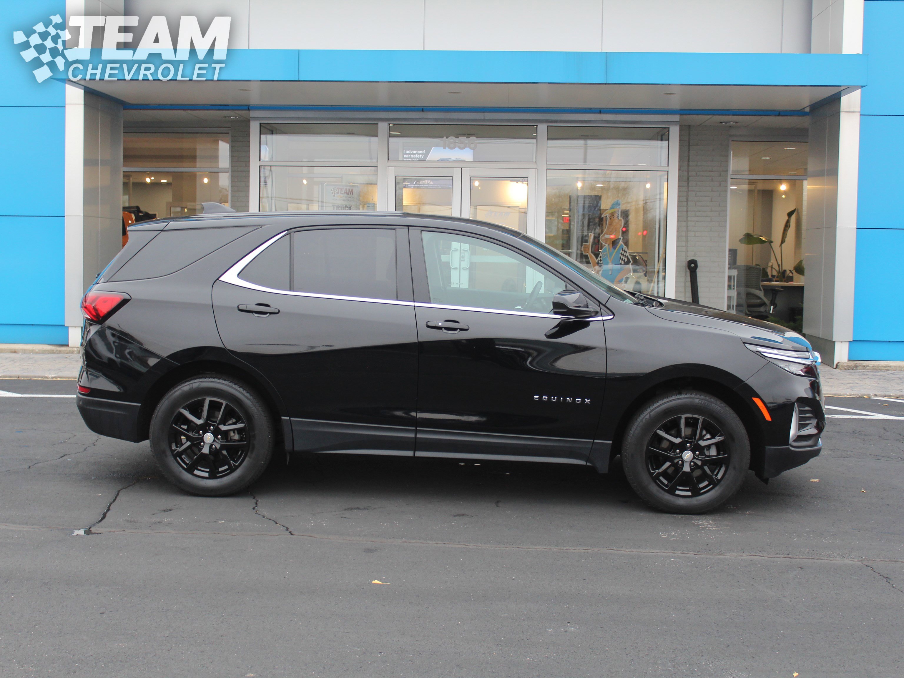 2023 Chevrolet Equinox LT photo 2