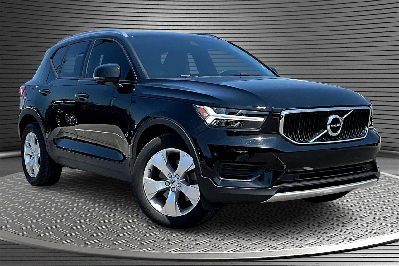 2020 Volvo XC40 Momentum photo 3
