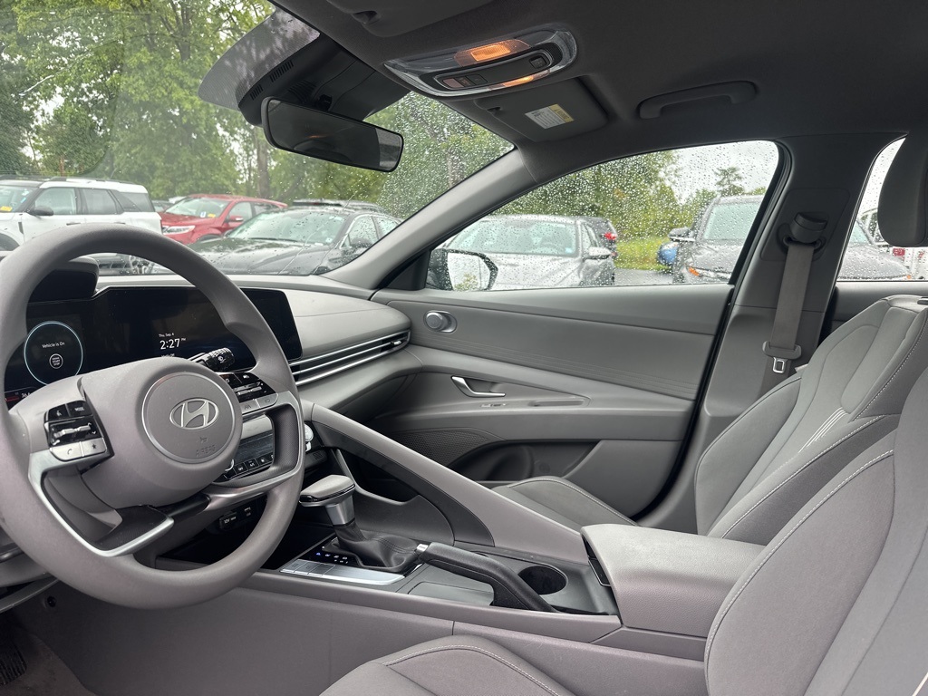 2024 Hyundai Elantra SEL photo 2