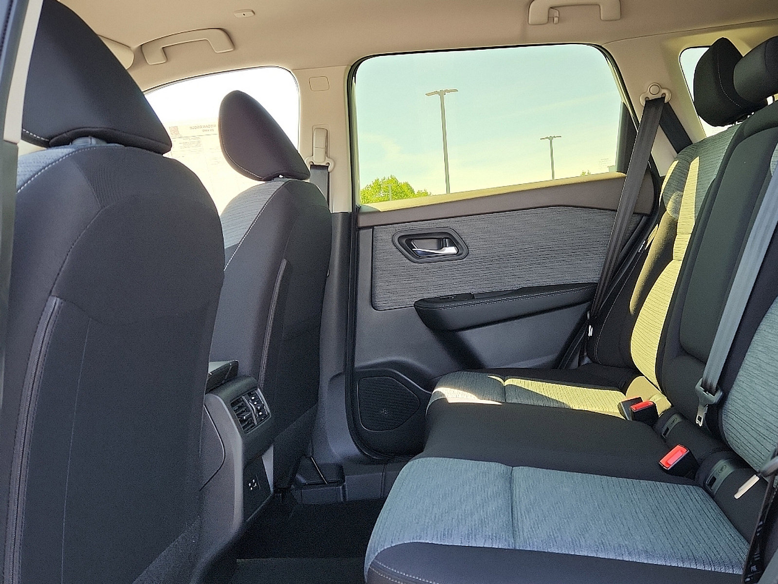 2023 Nissan Rogue SV photo 6