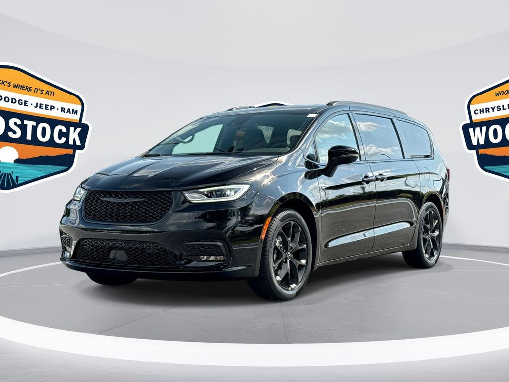 2026 Chrysler Pacifica Select's photo