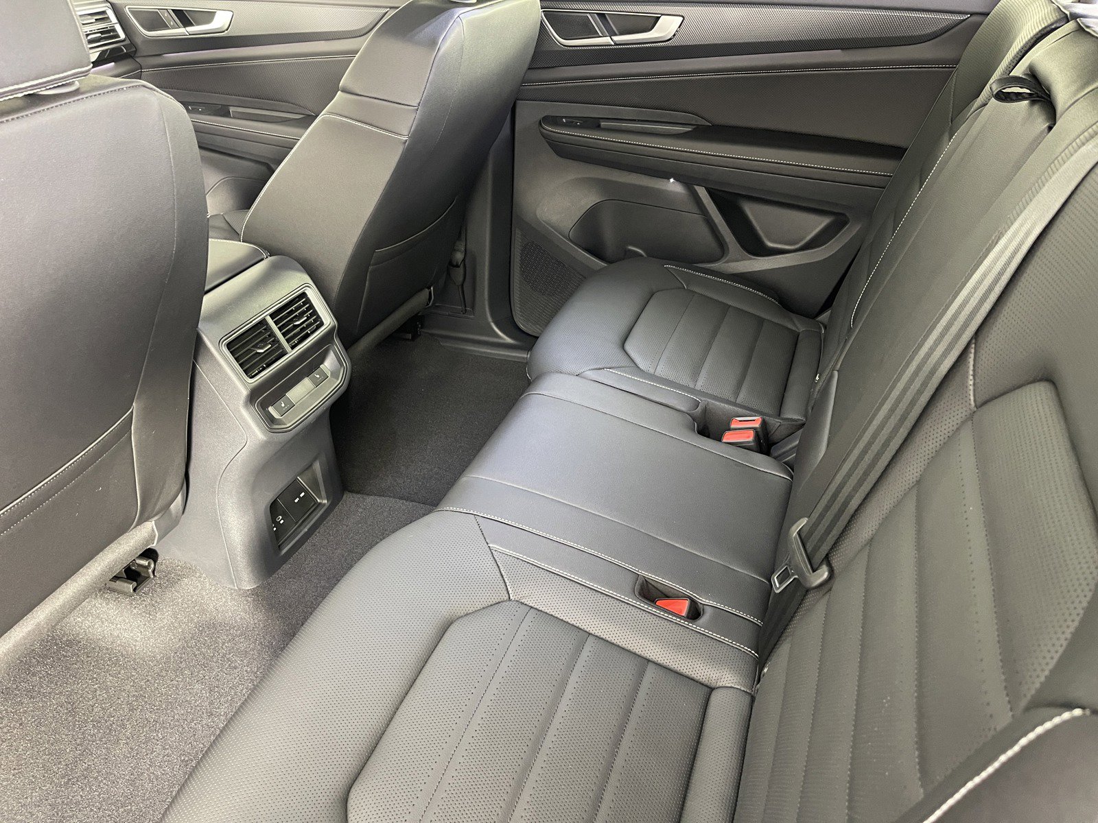 2025 Volkswagen Atlas Cross Sport SEL R-Line photo 2