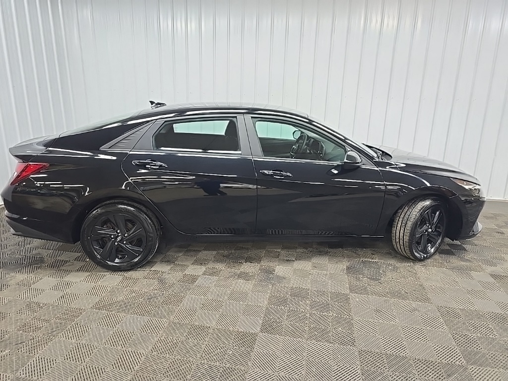 2023 Hyundai Elantra SEL photo 2