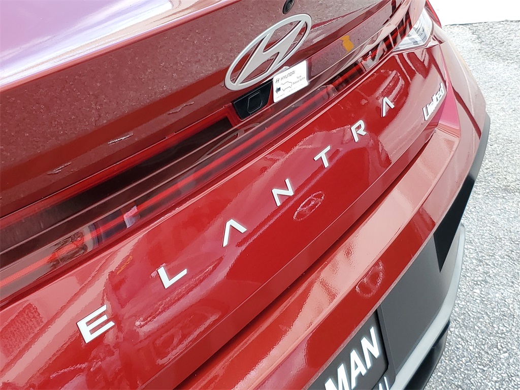 2025 Hyundai Elantra Limited photo 5