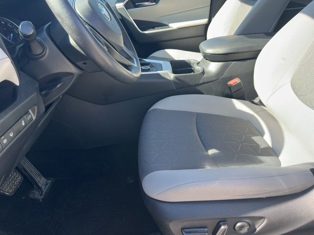 2021 Toyota RAV4 Hybrid XLE photo 11