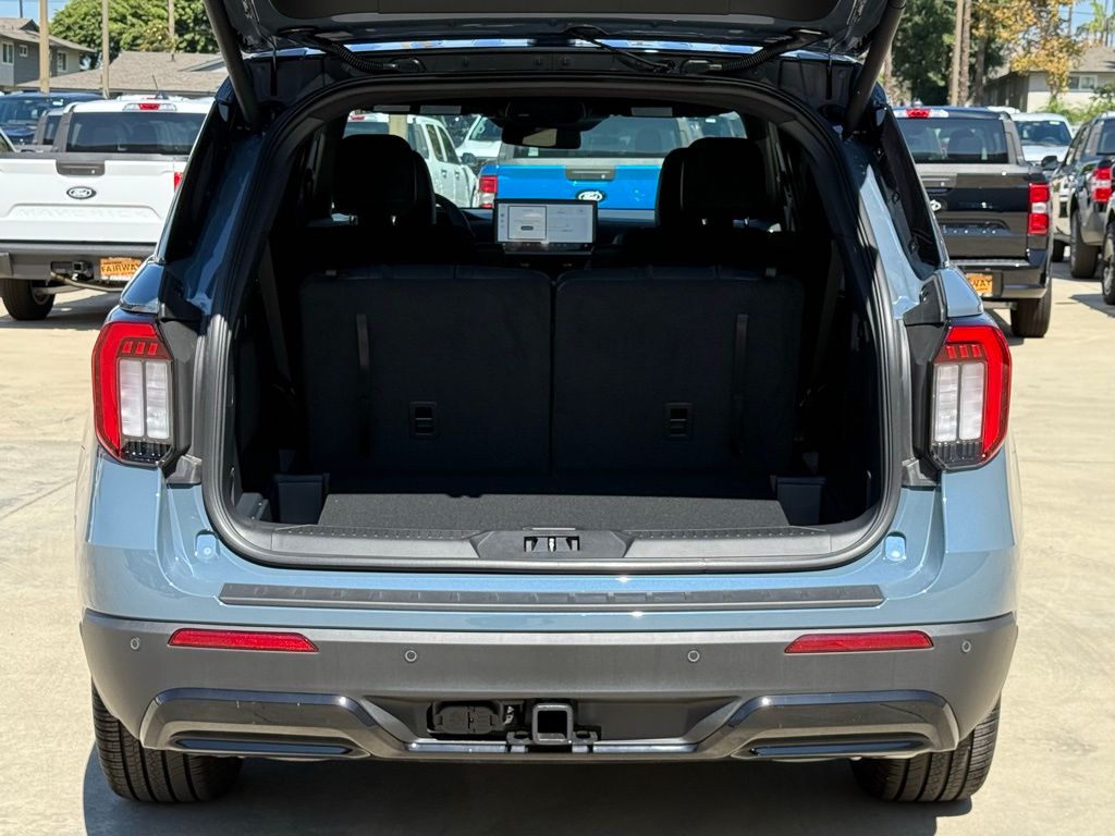 2025 Ford Explorer ST-Line photo 16