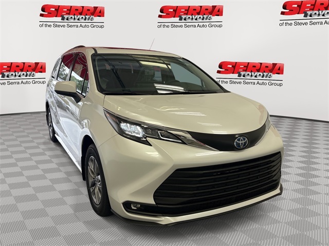 2025 Toyota Sienna XLE's photo
