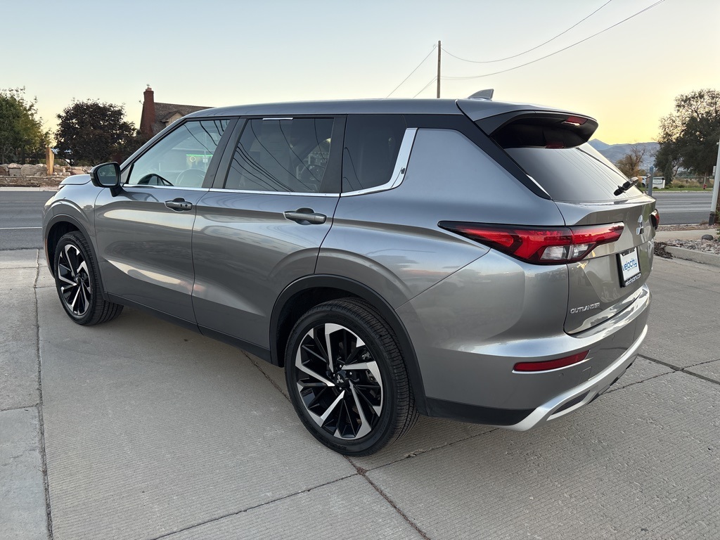 2024 Mitsubishi Outlander SE Black Edition photo 6