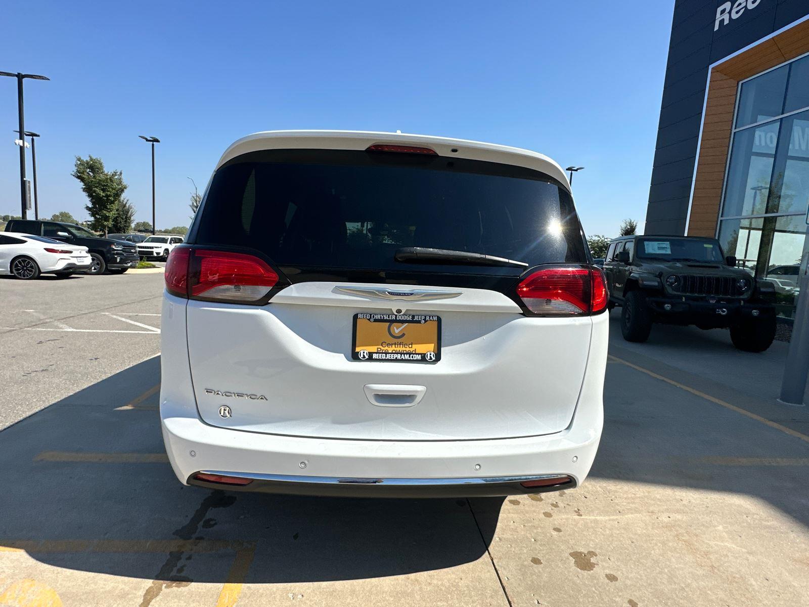 2020 Chrysler Pacifica Touring L photo 2