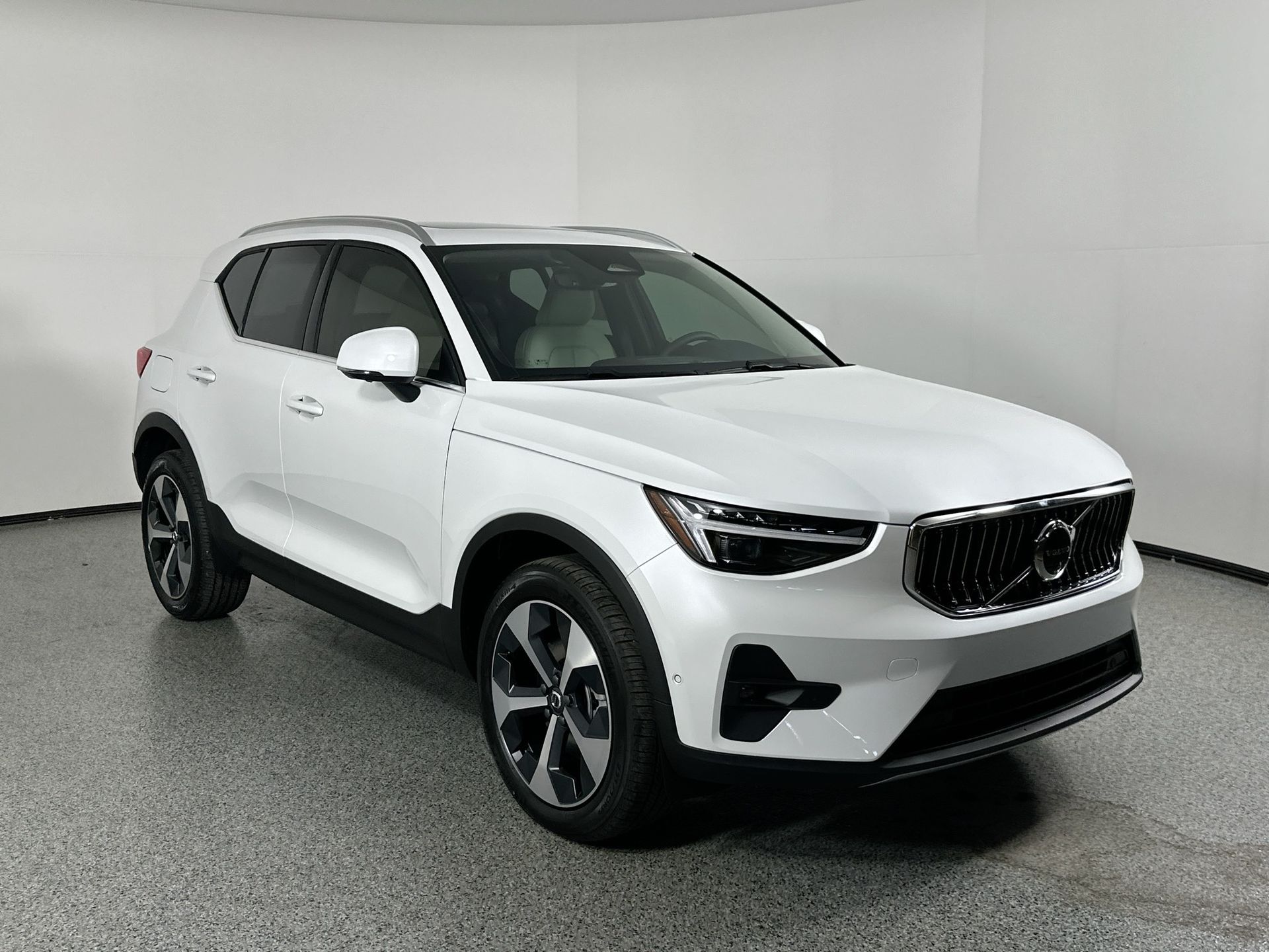 2025 Volvo XC40 AWD Plus photo 3
